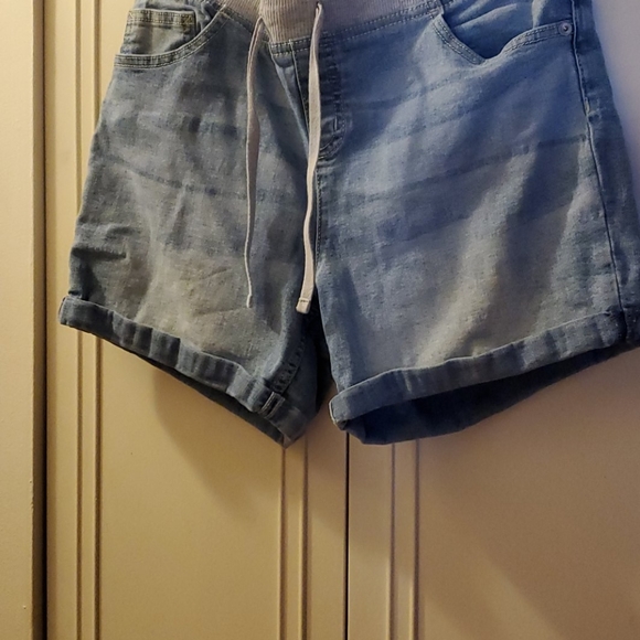 Shorts - Picture 2 of 4